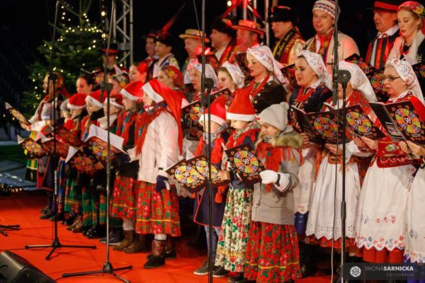 ludzi w strojach ludowych podczas koncertu