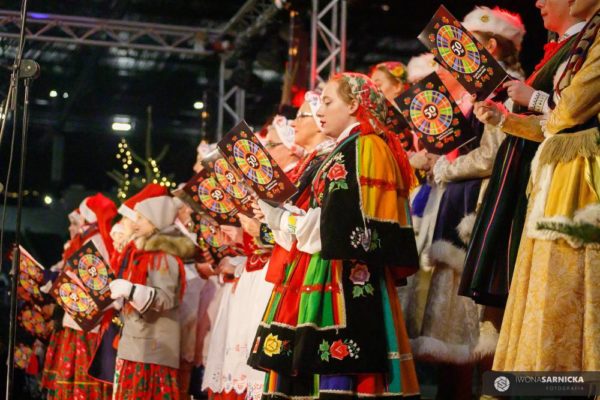 zespół w strojach ludowych podczas koncertu