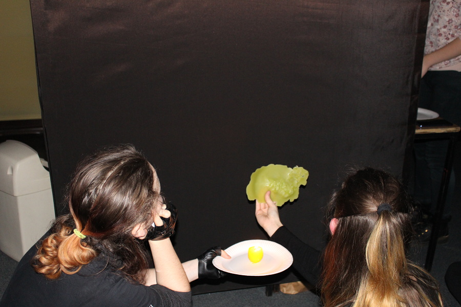 dwie dziewczyny odczytująca wróżby w wosku