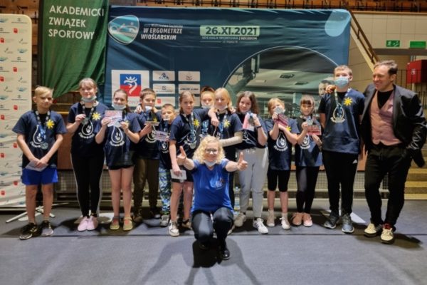 grupa uczniów pozująca z Kolbowiczem