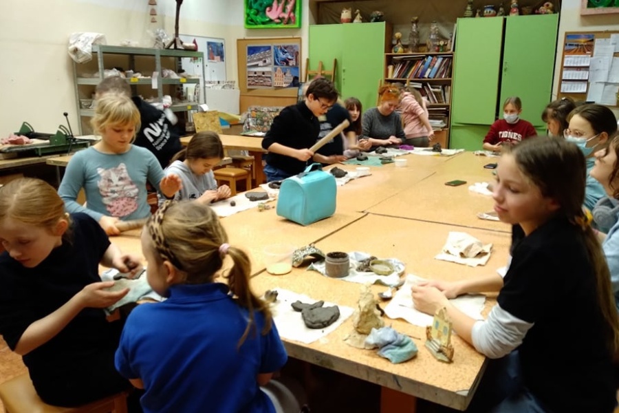 grupa dzieci w pracowni ceramicznej podczas zajęć