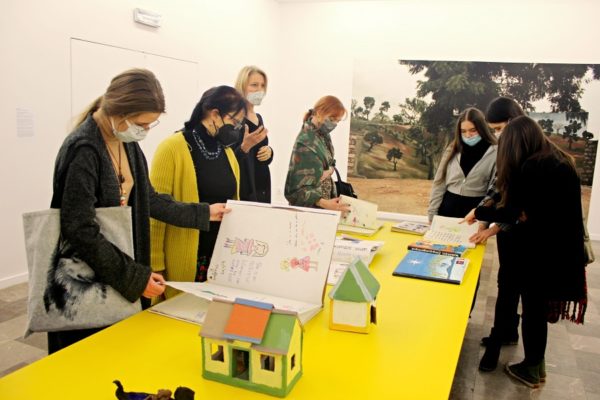 grupa kobiet oglądająca wystawę