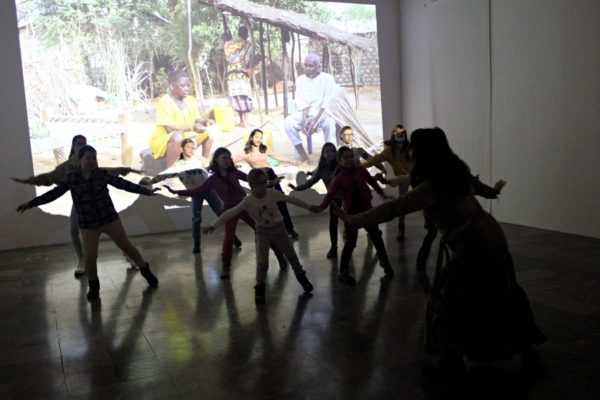 grupa tańczących dziewcząt w tle duży ekran