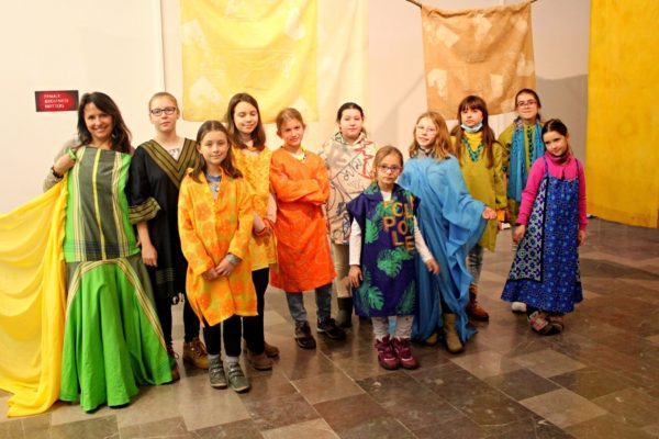 grupa dzieci w strojach afrykańskich