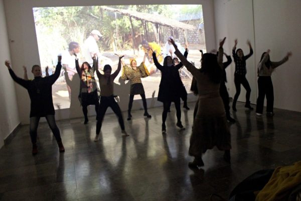 grupa tańczących kobiet w tle duży ekran