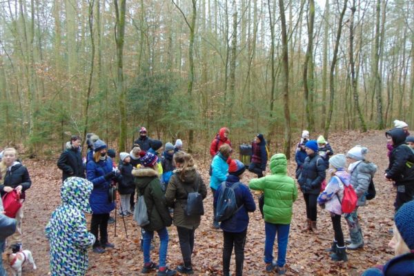 grupa uczestników rajdu w lesie