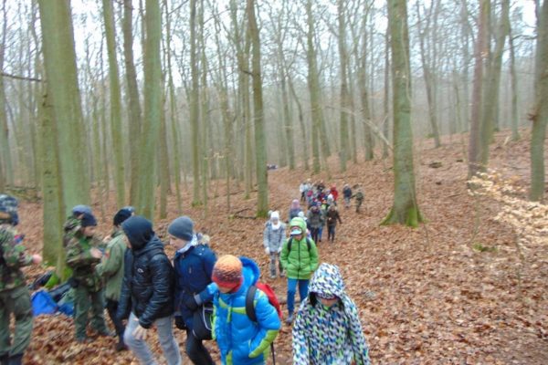 grupa uczestników rajdu w lesie