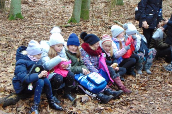 grupa dzieci w przerwie rajdu