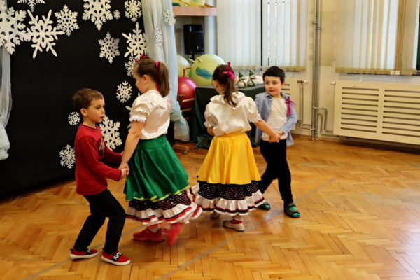 grupa tańczących dzieci