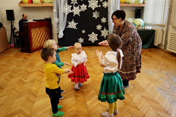 dzieci podczas zabawy tanecznej z nauczycielką