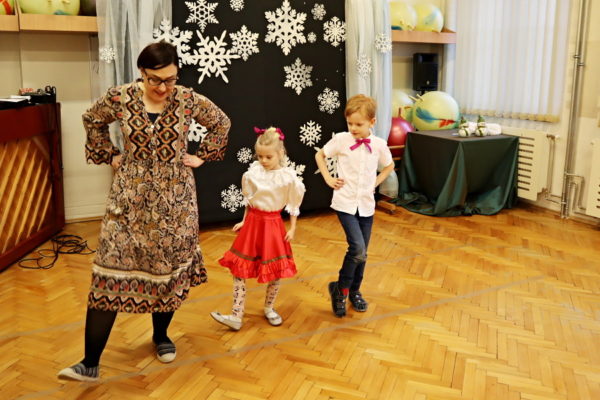 dzieci tańczą z nauczuycielką