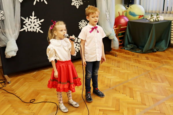 chłopiec i dziewczynka z mikrofonem