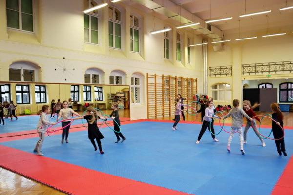 grupa tańczących dziewczynek