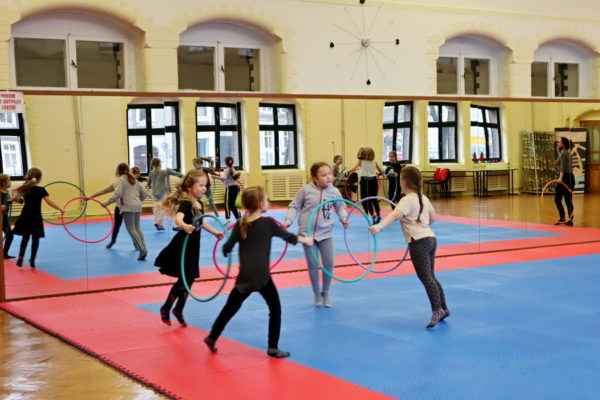 grupa tańczących dziewczynek