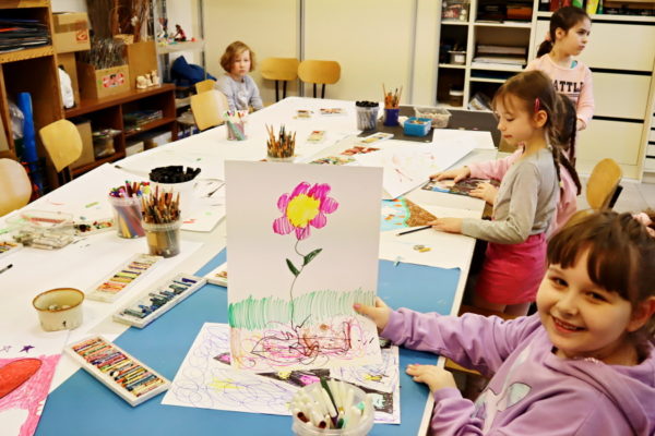 grupa dzieci w sali plastycznej