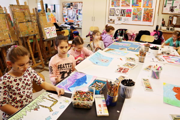 grupa dzieci w sali plastycznej