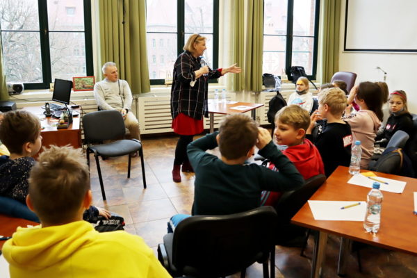 grupa dzieci w sali z nauczycielką