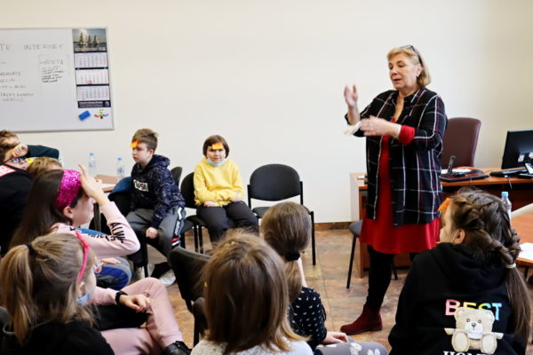 grupa dzieci w sali z nauczycielką