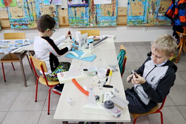 dwóch chłopców w sali plastycznej podczas zajęć
