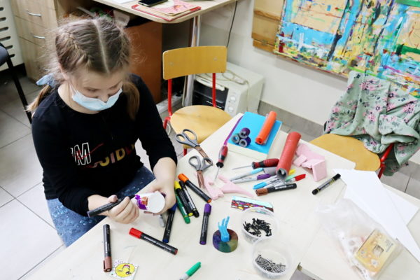 dziewczynka w sali plastycznej podczas zajęć
