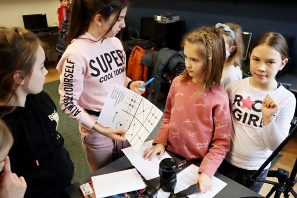 grupa dziewczynek przy stole