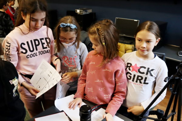 grupa dziewczynek przy stole