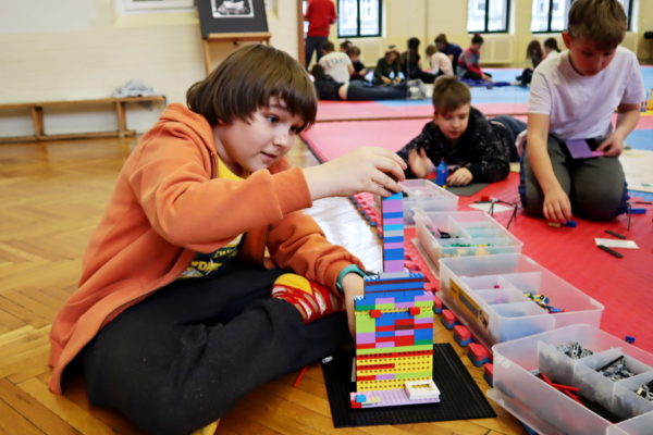 chłopiec budujący z klocków lego