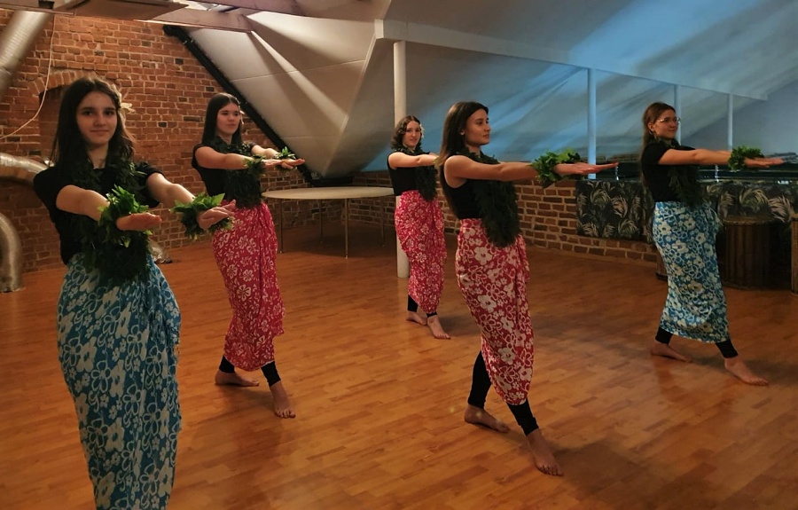 dziewczęta w pozie tanecznej