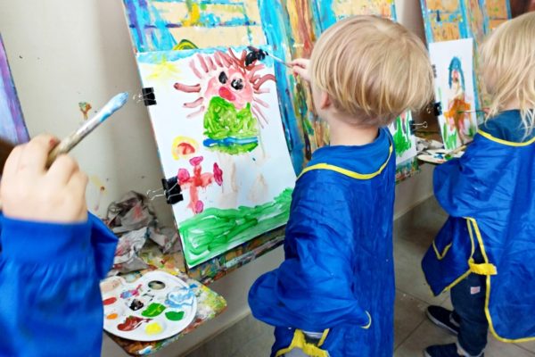 chłopiec malujący portret