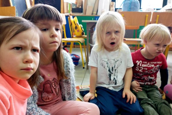 grupka dzieci robiąca dziwne miny
