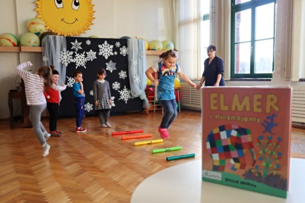 grupa dzieci podczas zabawy na pierwszym tle okładka książki