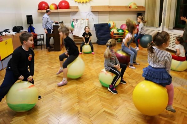 grupa dzieci z nauczycielką w trakcie zabawy