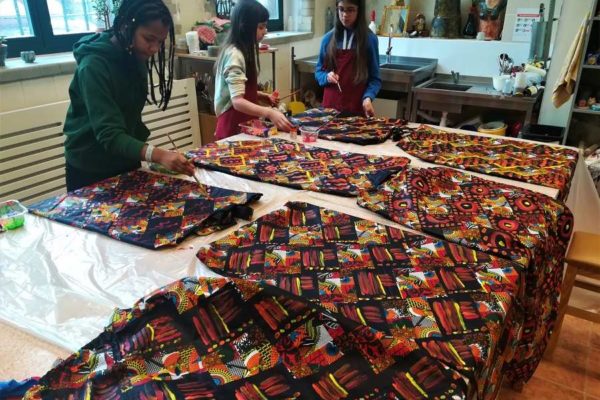 dziewczęta malujące tkaninę