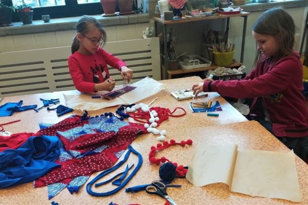 dziewczęta podczas warsztatów etnicznych