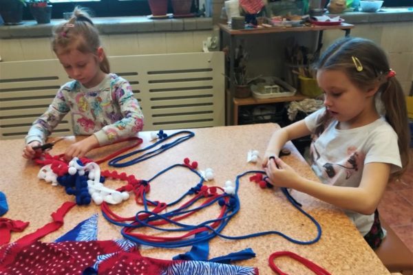 dziewczęta tworzace ozdoby