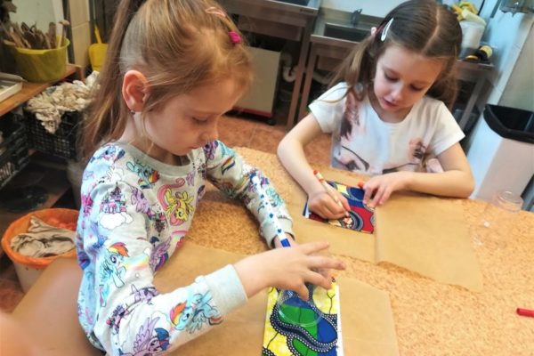 dziewczęta pracują z tkaninami