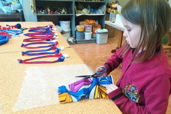 dzieczynka tnie nożyczkami tkaninę