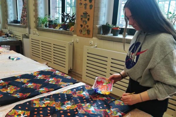 dziewczyna malująca tkaninę