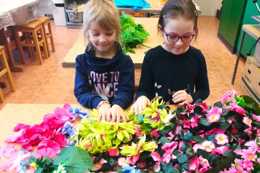 dziewczynki oglądające kolorowe kwiaty