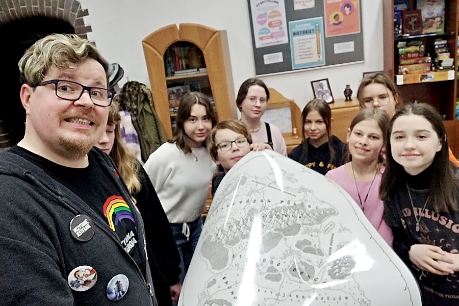 uczestnicy pracowni pozują do zdjęcia z nauczycielem