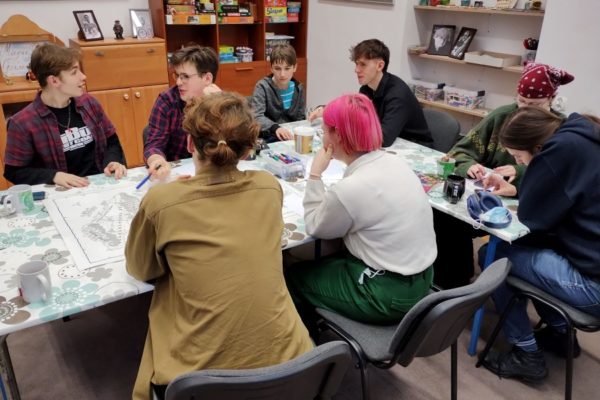 uczestnicy zajęć siedzący przy stole