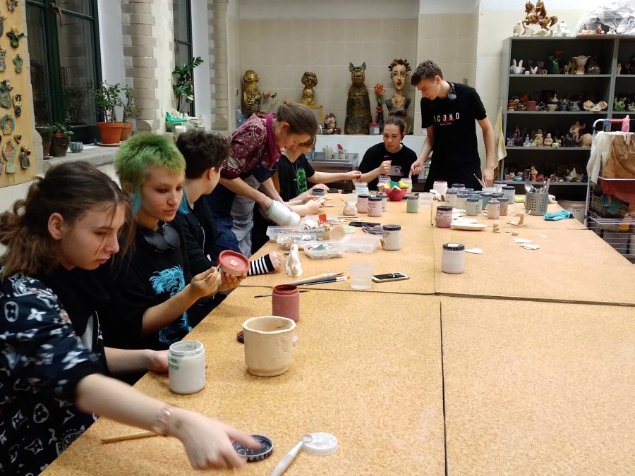 uczestnicy podczas szkliwienia prac ceramicznych