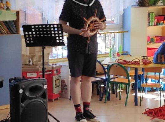 męzczyna z stroju marynarskim