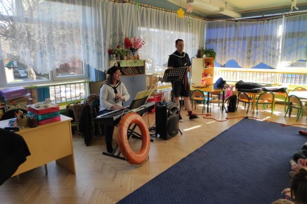 kobieta i mężczyzna w strojach marynarskich