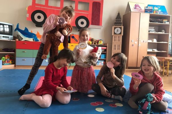 grupa dzieci podczas zajęć