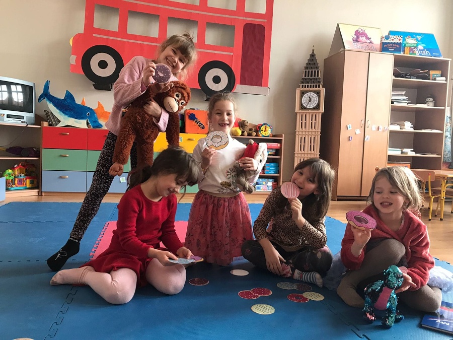 grupa dzieci podczas zajęć