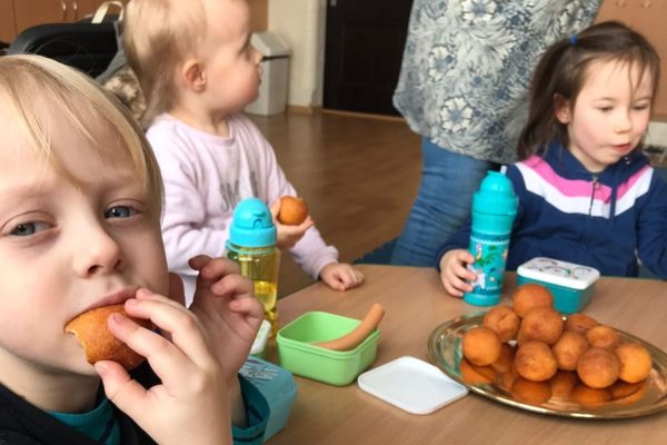 grupa dzieci podczas zajęć