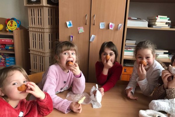 grupa dzieci podczas zajęć