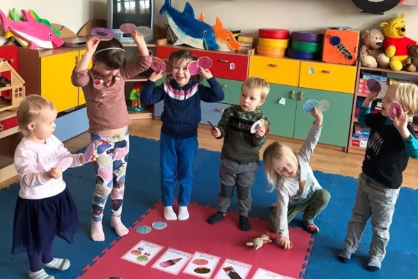 grupa dzieci podczas zajęć