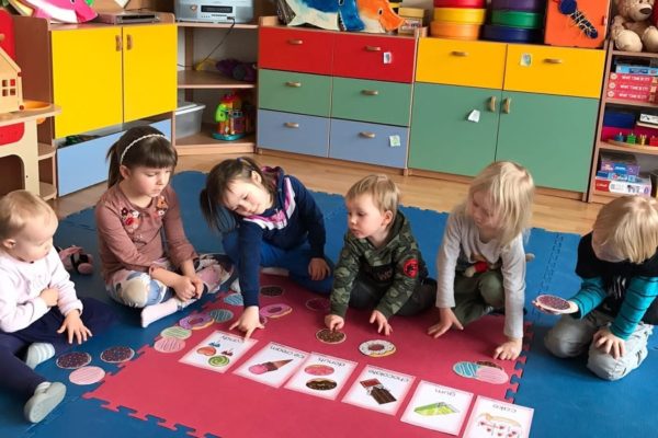 grupa dzieci podczas zajęć